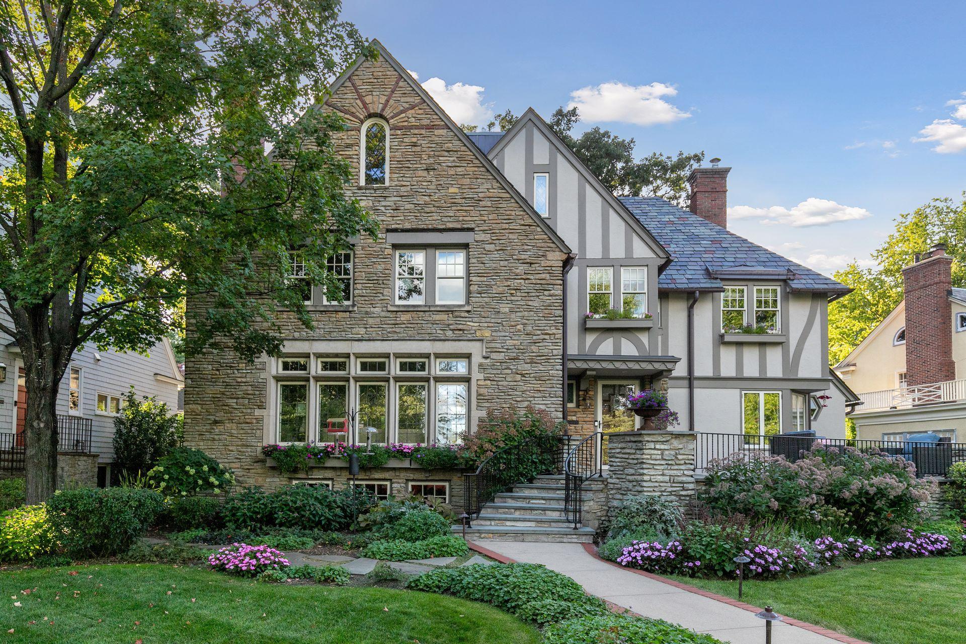 2116 W Lake Of The Isles Parkway