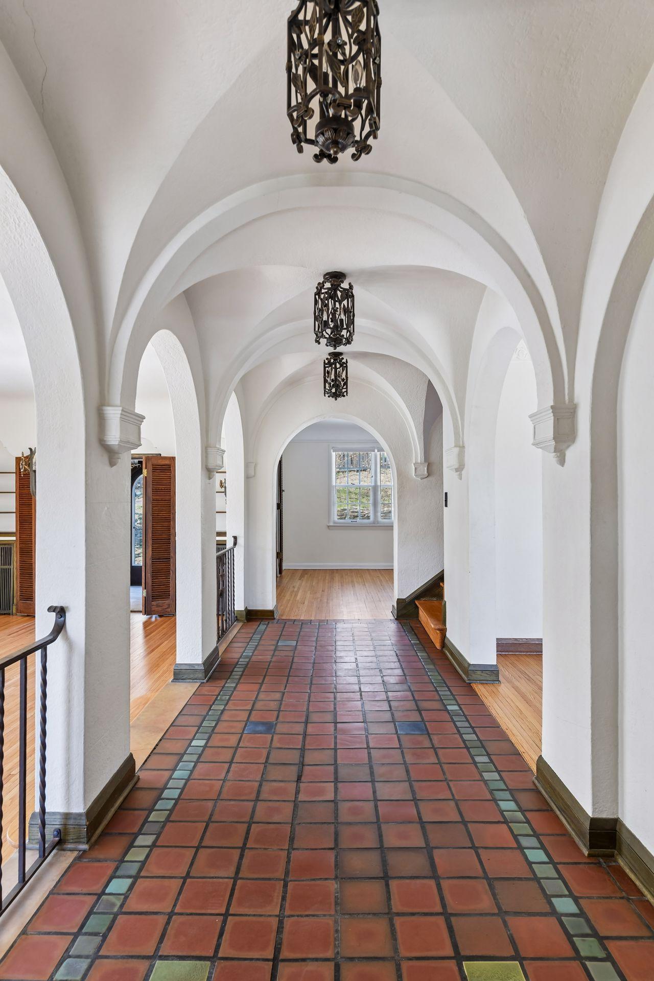 38 W Minnehaha Parkway