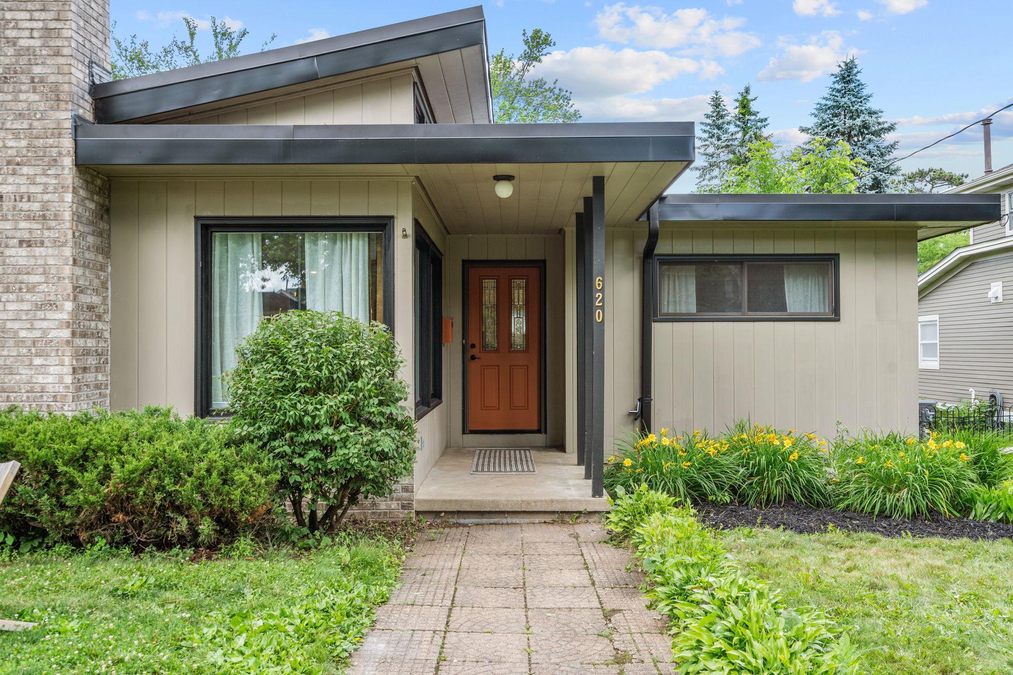 620 Oak Street W