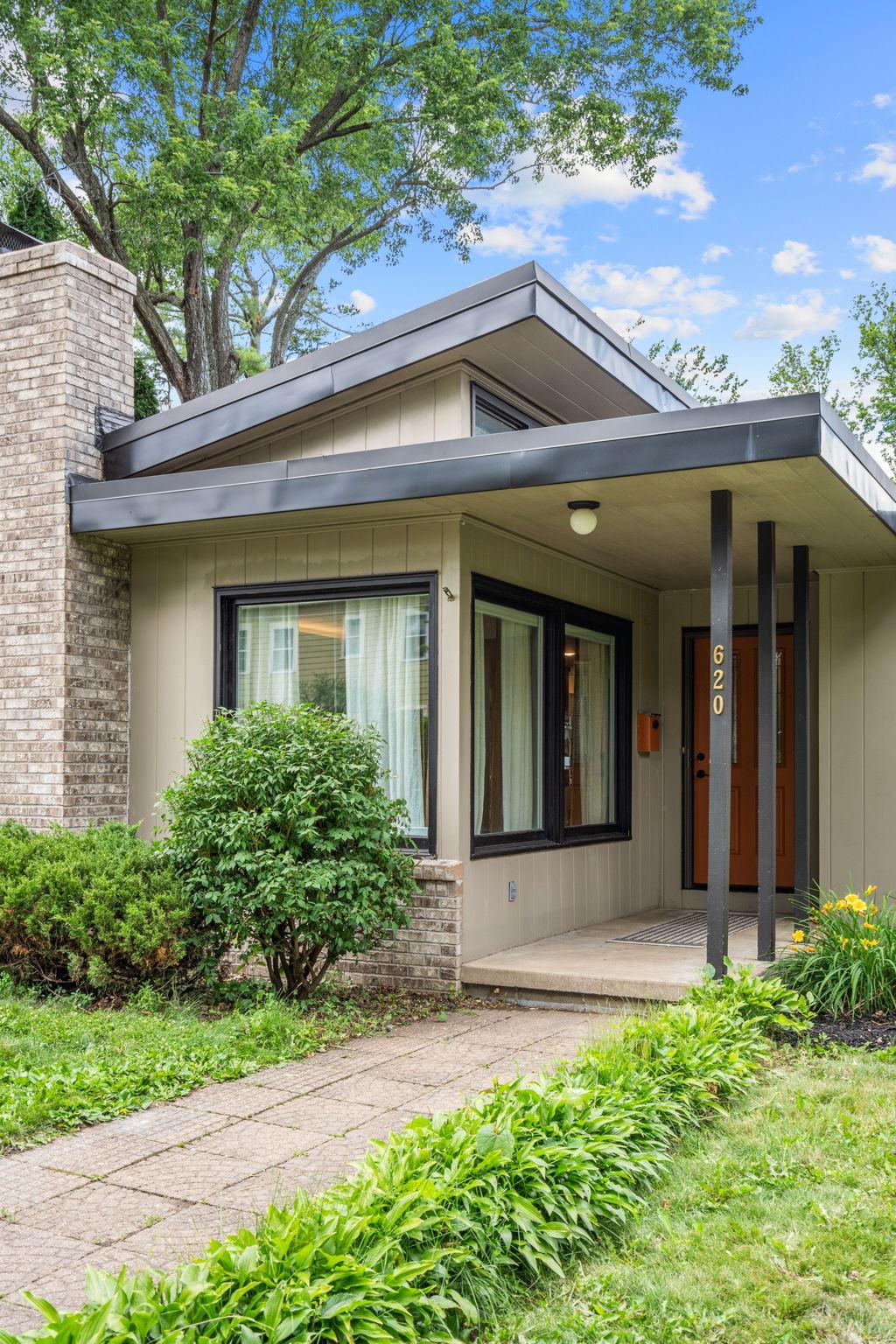 620 Oak Street W