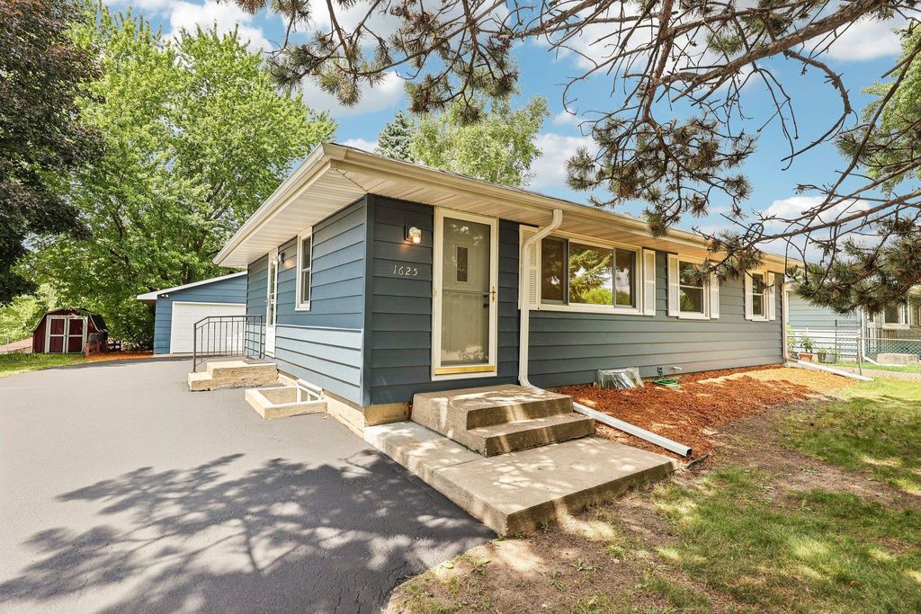 Photo of 1625 Flag Avenue N, Golden Valley, MN 55427 (MLS # 7114707)