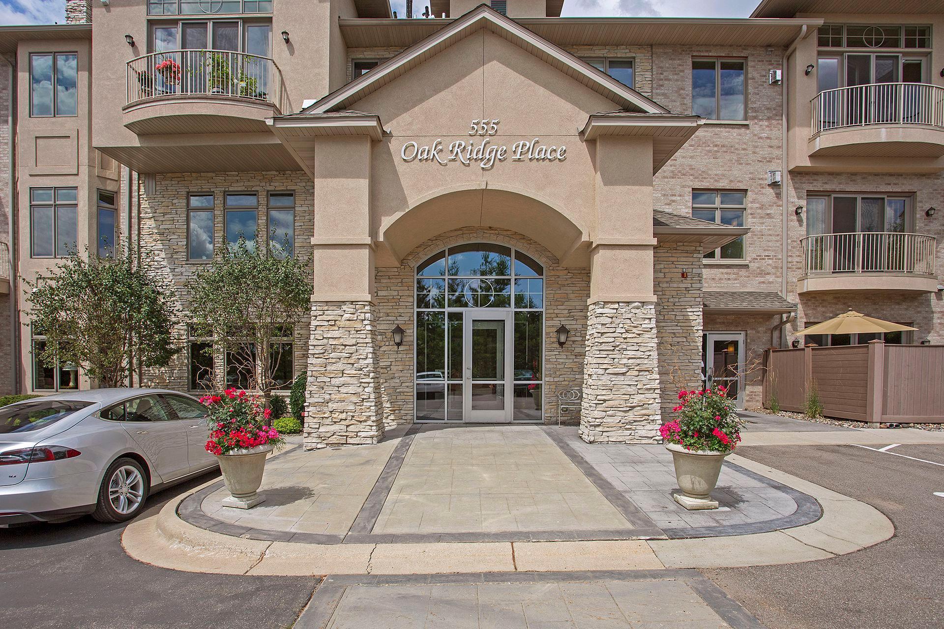 555 Oak Ridge Place 360