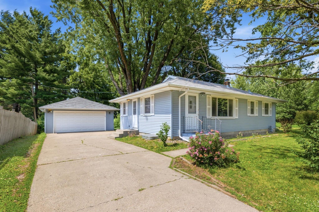 Photo of 821 Sterling Street N, Maplewood, MN 55119 (MLS # 7103896)