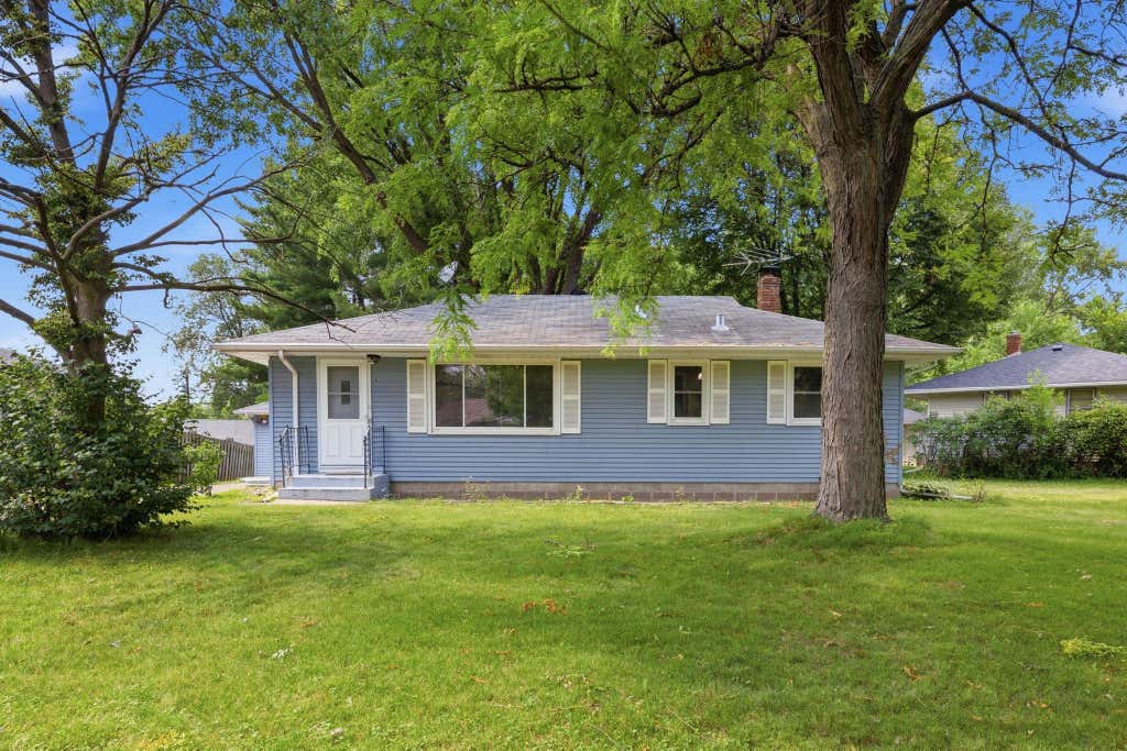 Photo of 821 Sterling Street N, Maplewood, MN 55119 (MLS # 7103896)