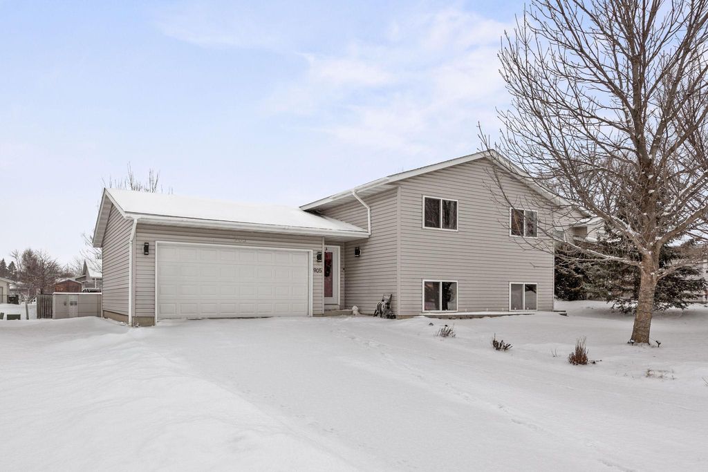 Photo of 905 7th Avenue NW, Hutchinson, MN 55350 (MLS # 7012254)