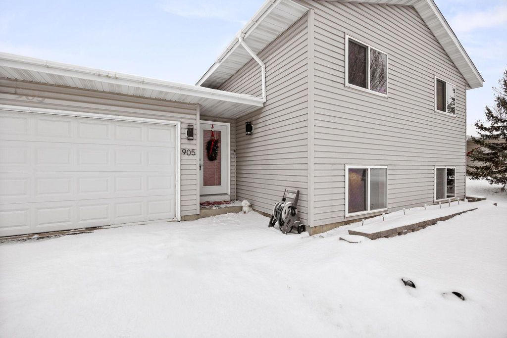 Photo of 905 7th Avenue NW, Hutchinson, MN 55350 (MLS # 7012254)
