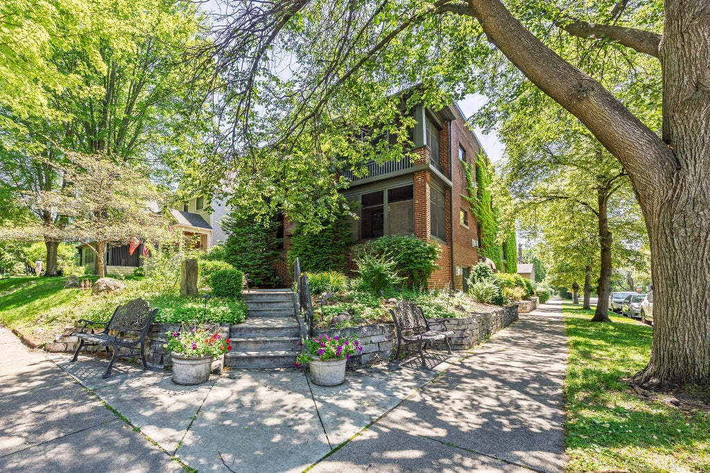 Photo of 918 Goodrich Avenue #C, Saint Paul, MN 55105 (MLS # 7101726)
