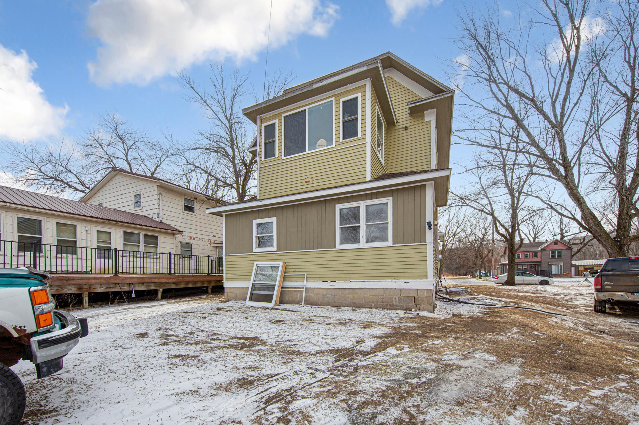 215 Front Street E