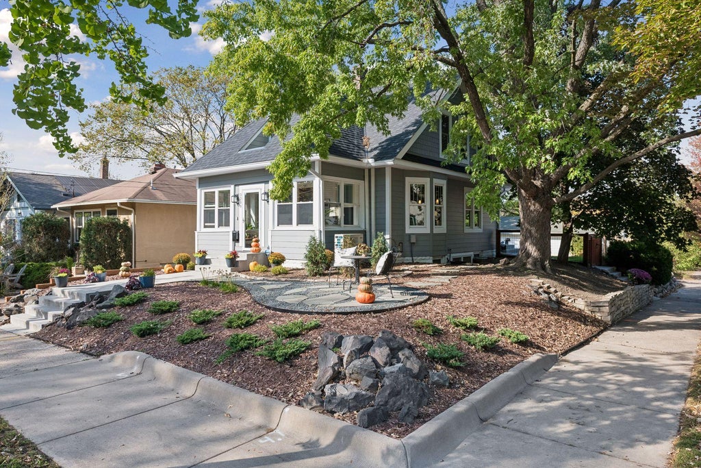 Photo of 3200 W 44th Street, Minneapolis, MN 55410 (MLS # 7148689)