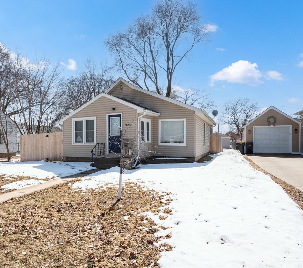 Photo of 920 10 1/2 Street SE, Rochester, MN 55904 (MLS # 7037021)