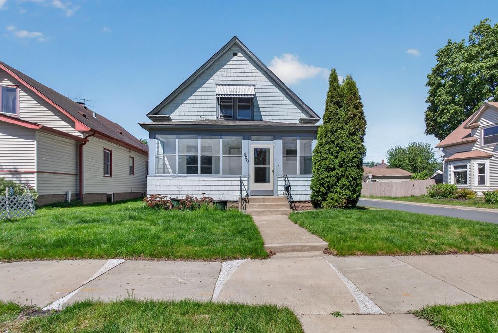 Photo of 300 4th Avenue S, South Saint Paul, MN 55075 (MLS # 7074227)