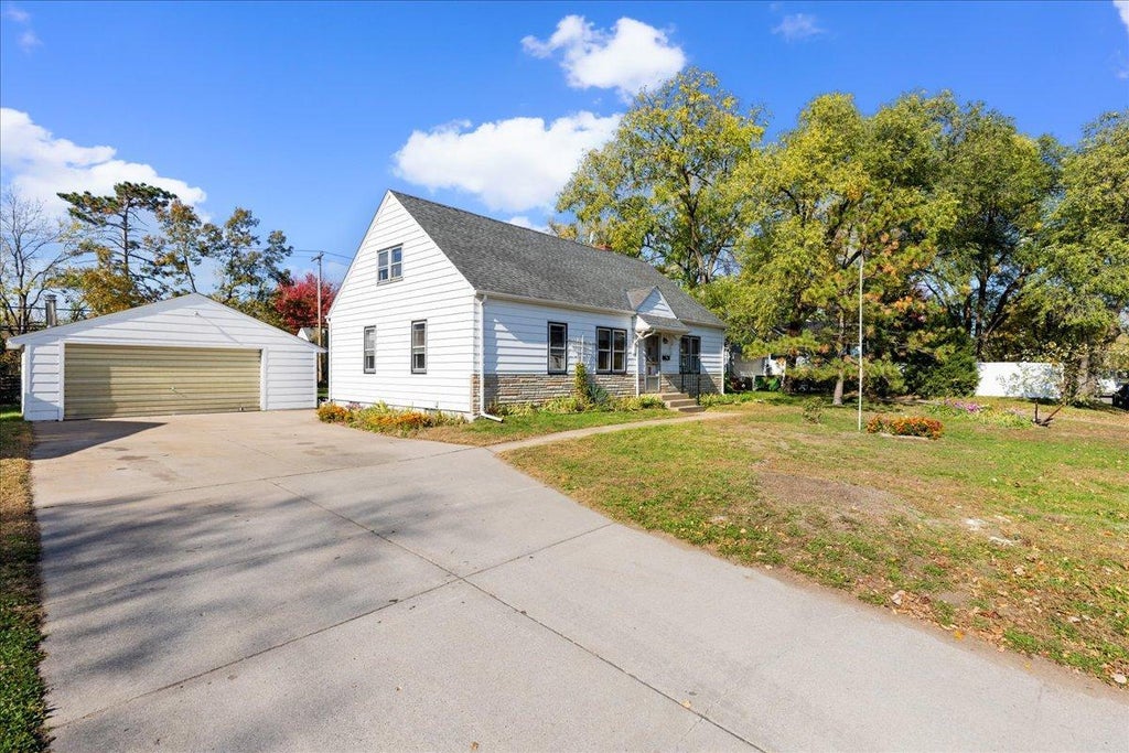 Photo of 25 5th Avenue SE, Osseo, MN 55369 (MLS # 7164157)