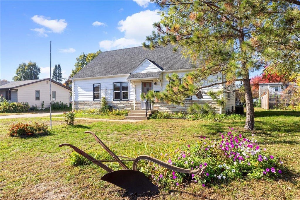 Photo of 25 5th Avenue SE, Osseo, MN 55369 (MLS # 7164157)