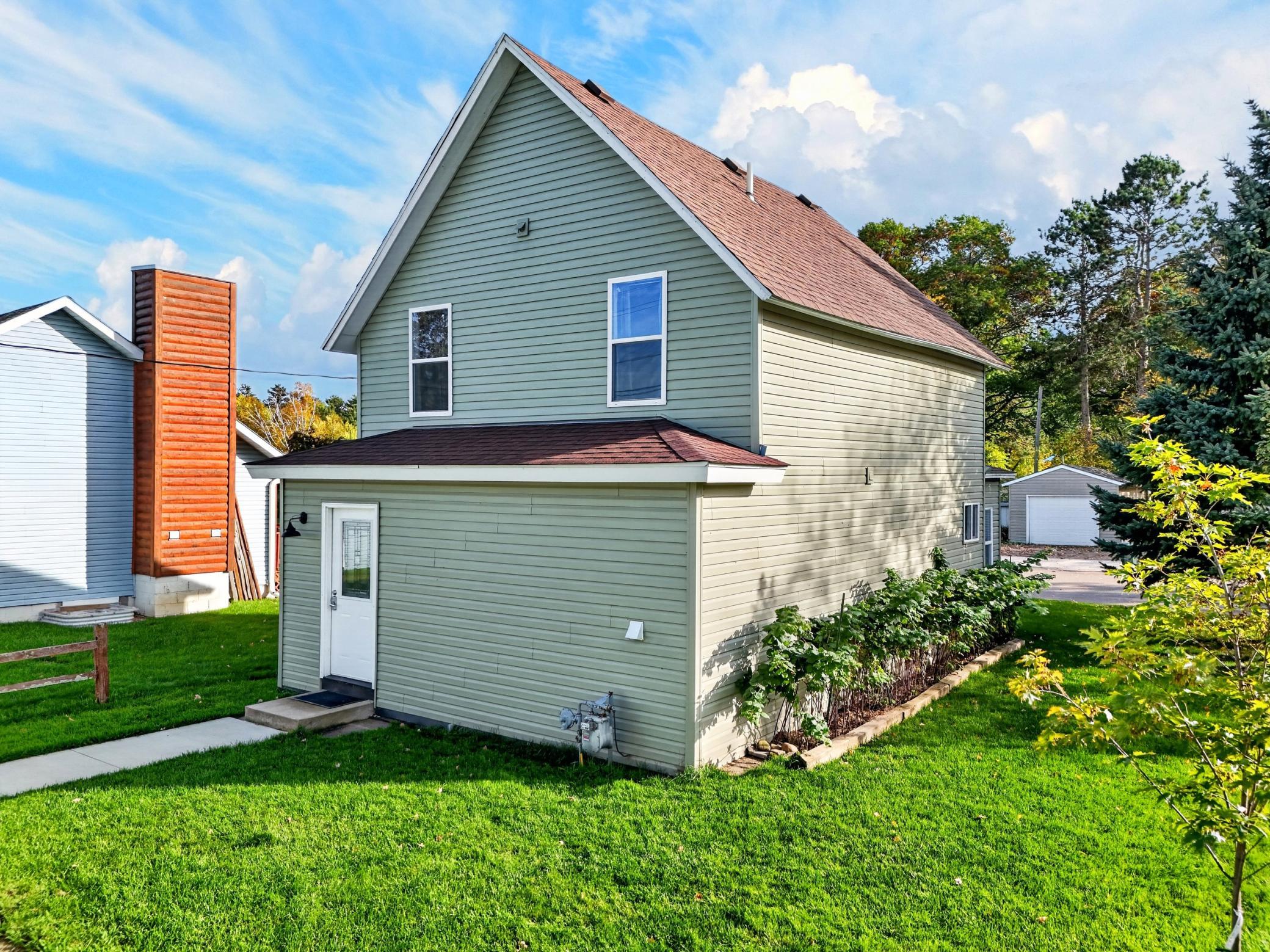 207 4th Street NE
