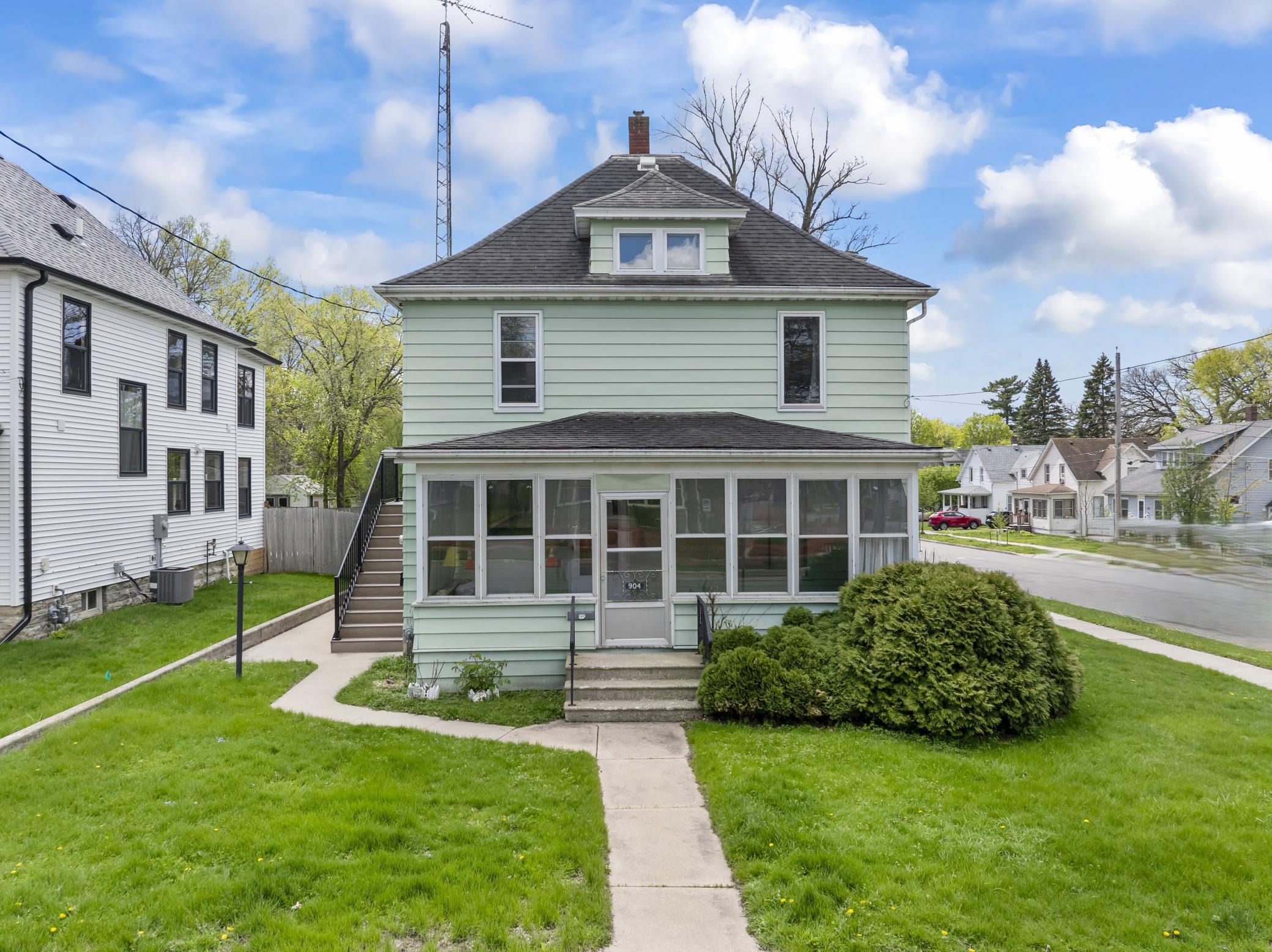 904 1st Street SE
