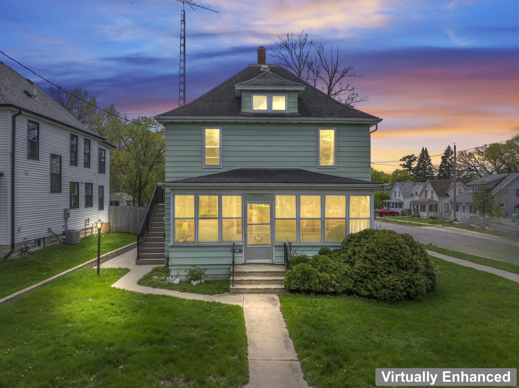 904 1st Street SE