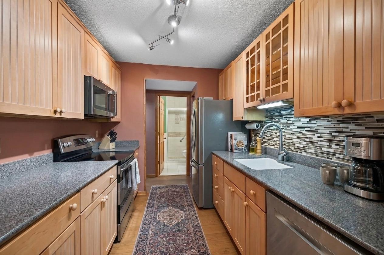 122 Demont Avenue E 362