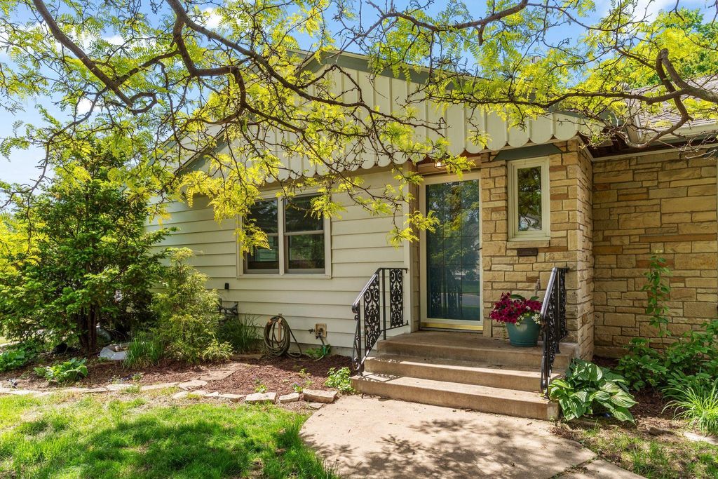 Photo of 987 Chippewa Avenue, Mendota Heights, MN 55118 (MLS # 7082925)