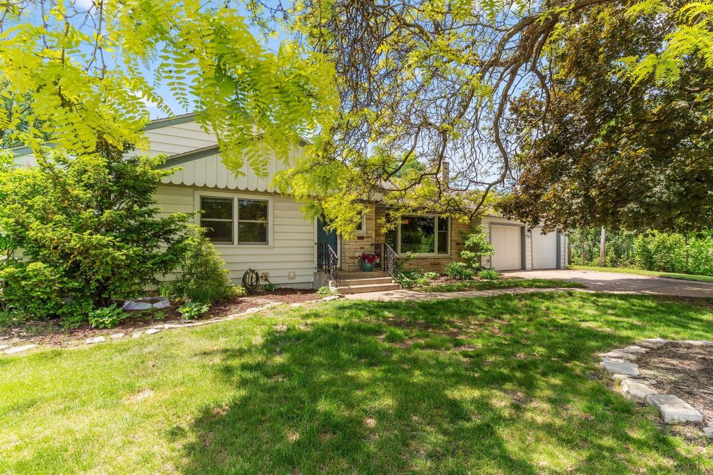 Photo of 987 Chippewa Avenue, Mendota Heights, MN 55118 (MLS # 7082925)