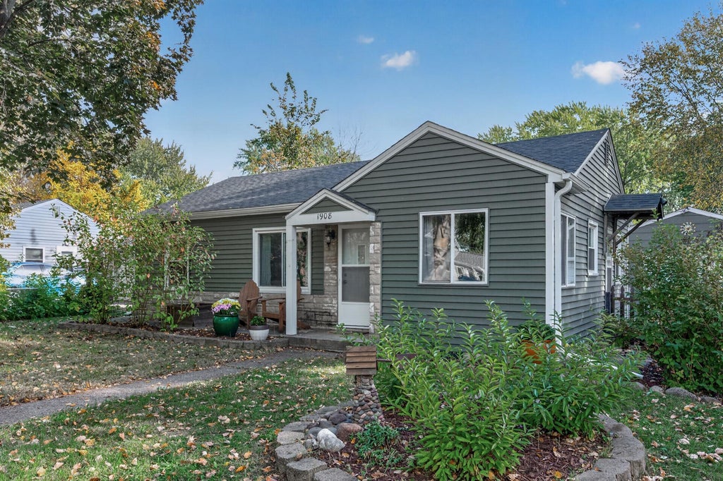 Photo of 1908 Kathleen Drive, West Saint Paul, MN 55118 (MLS # 7154805)