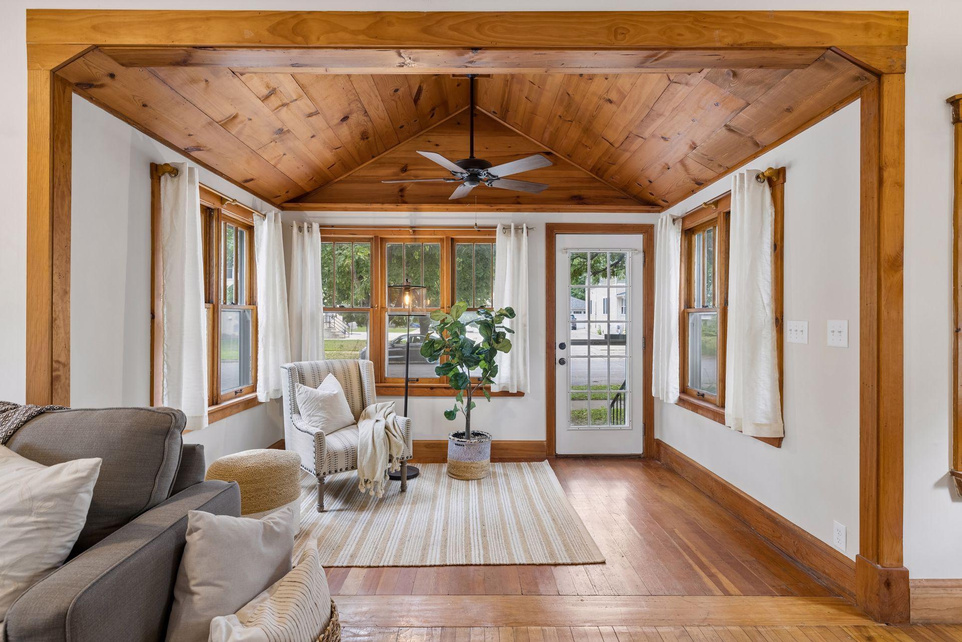 299 Sidney Street W