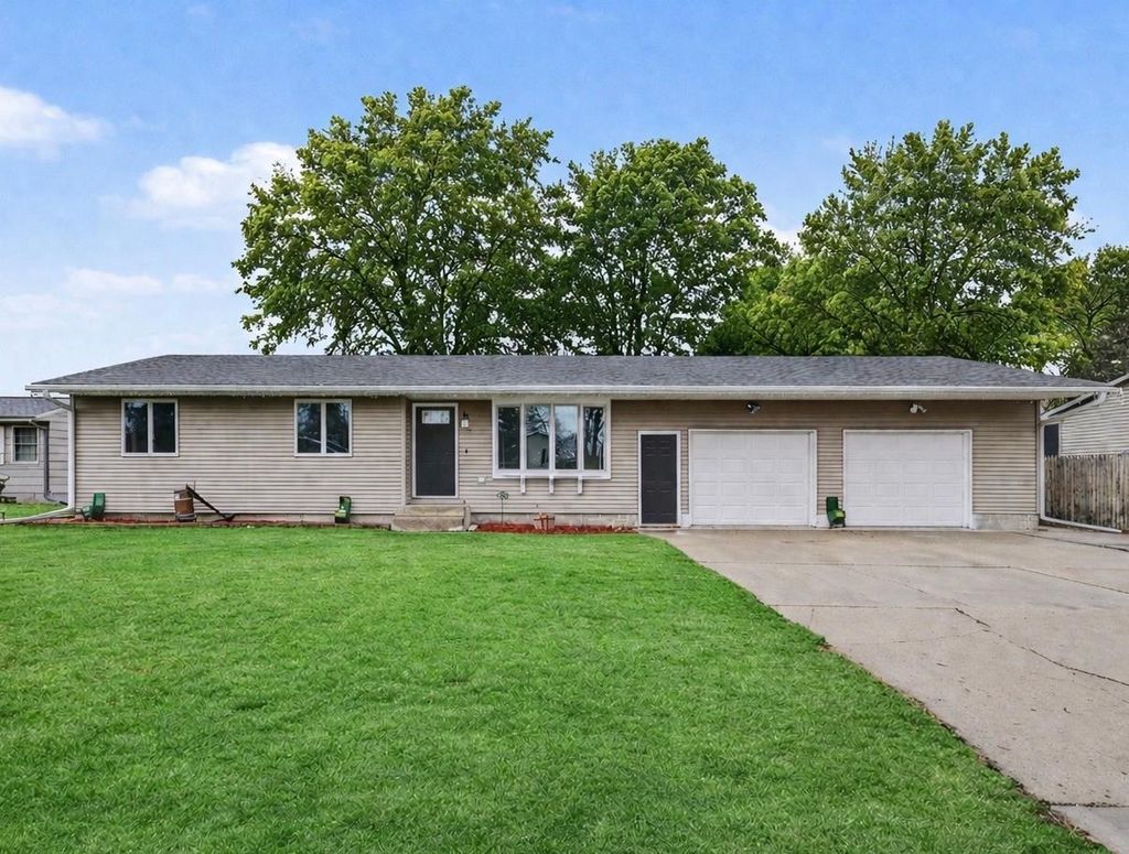 Photo of 510 N Montgomery Avenue, Le Center, MN 56057 (MLS # 7049696)