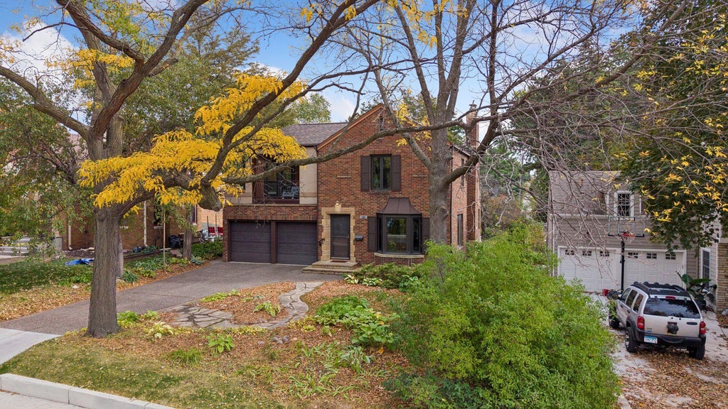 Photo of 1384 Como Boulevard E, Saint Paul, MN 55117 (MLS # 7158118)
