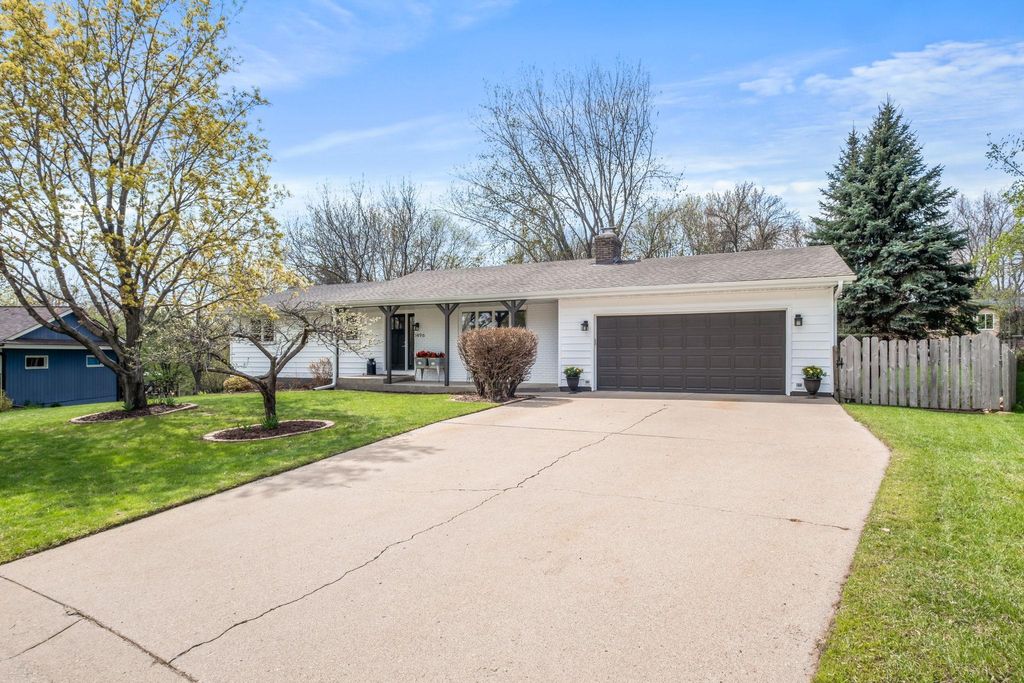 Photo of 1496 Sunshine Circle, Chaska, MN 55318 (MLS # 7024404)