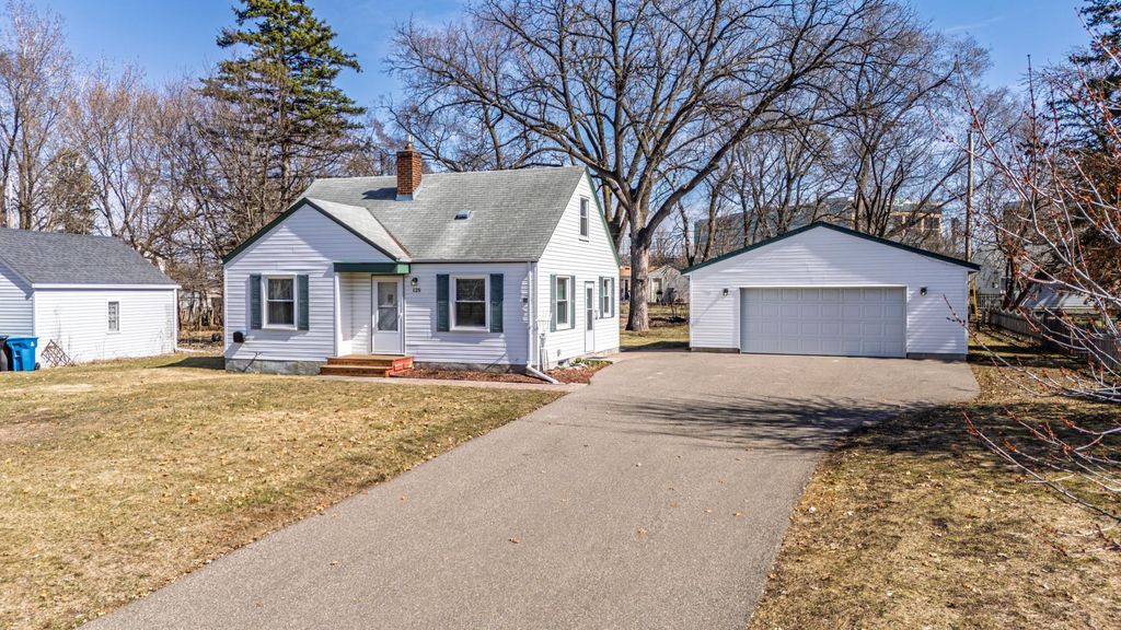 Photo of 125 Ridgewood Drive, Hopkins, MN 55343 (MLS # 7043094)
