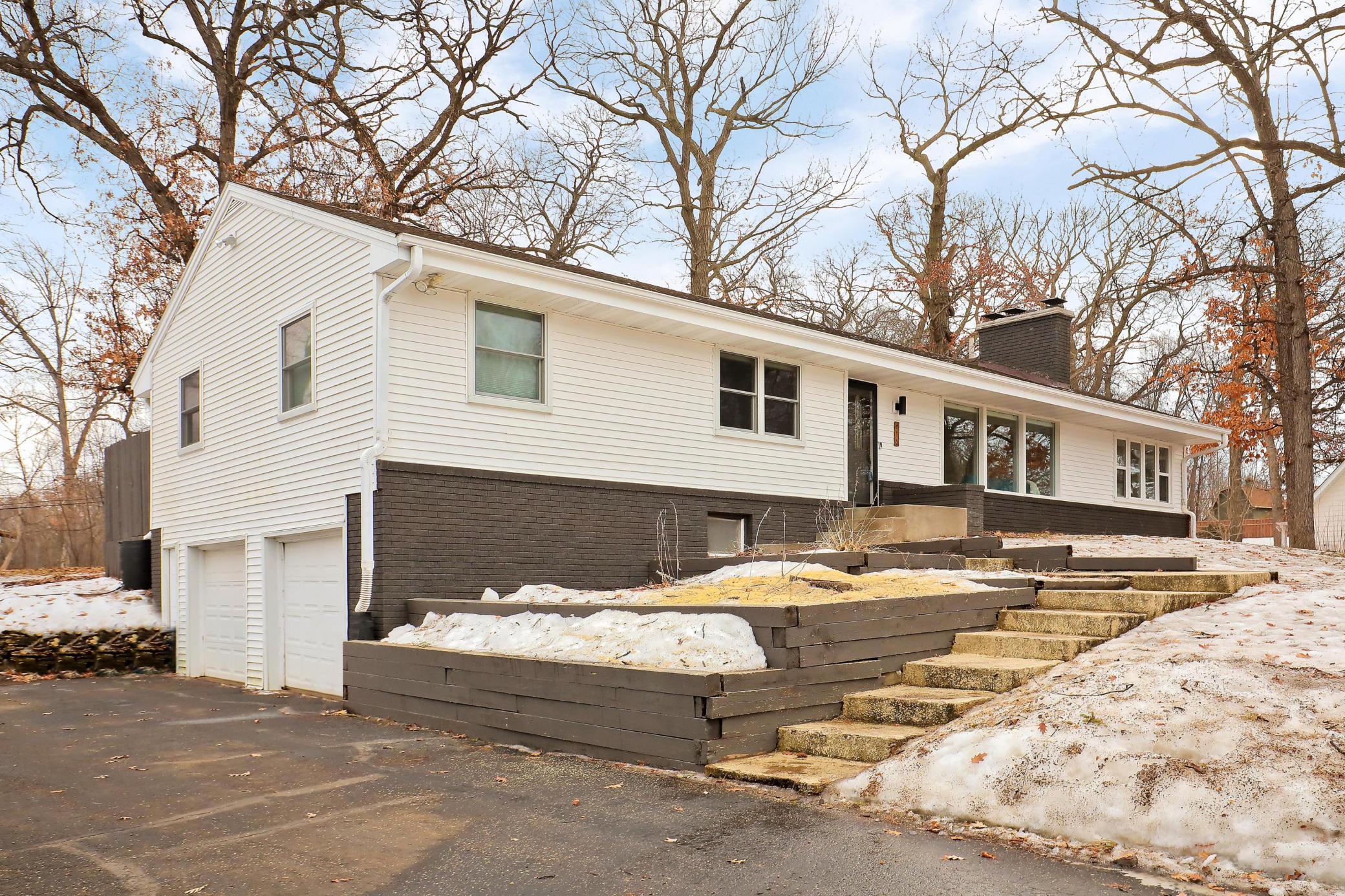 616 Kingsview Lane N