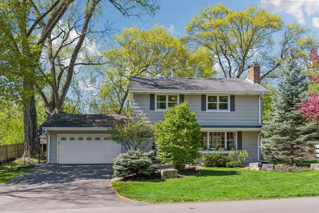 Photo of 290 Ridgeview Drive E, Wayzata, MN 55391 (MLS # 7073361)