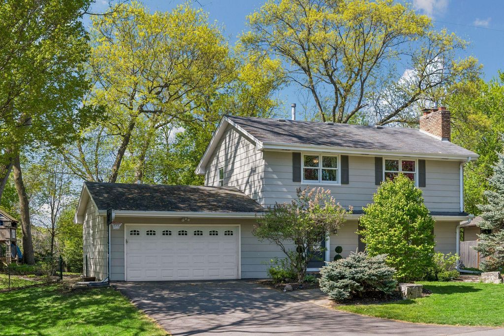 Photo of 290 Ridgeview Drive E, Wayzata, MN 55391 (MLS # 7073361)