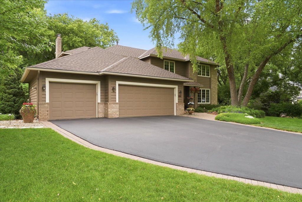 Photo of 1308 Summit Oaks Drive, Burnsville, MN 55337 (MLS # 7088757)
