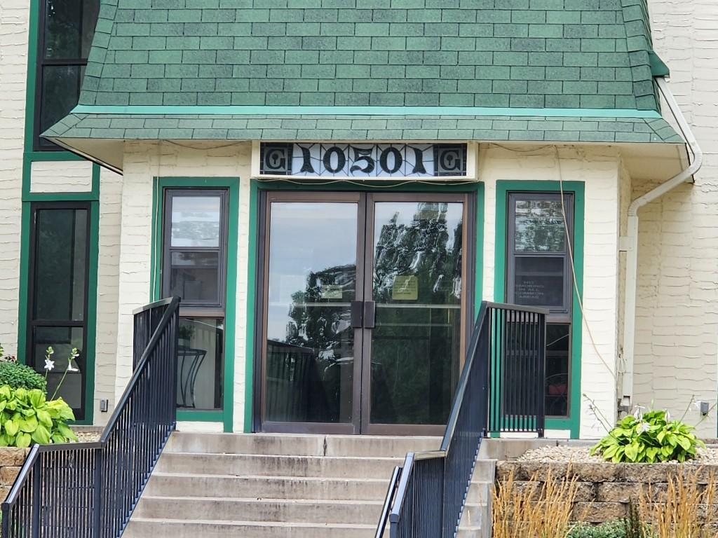 10501 Cedar Lake Road 212