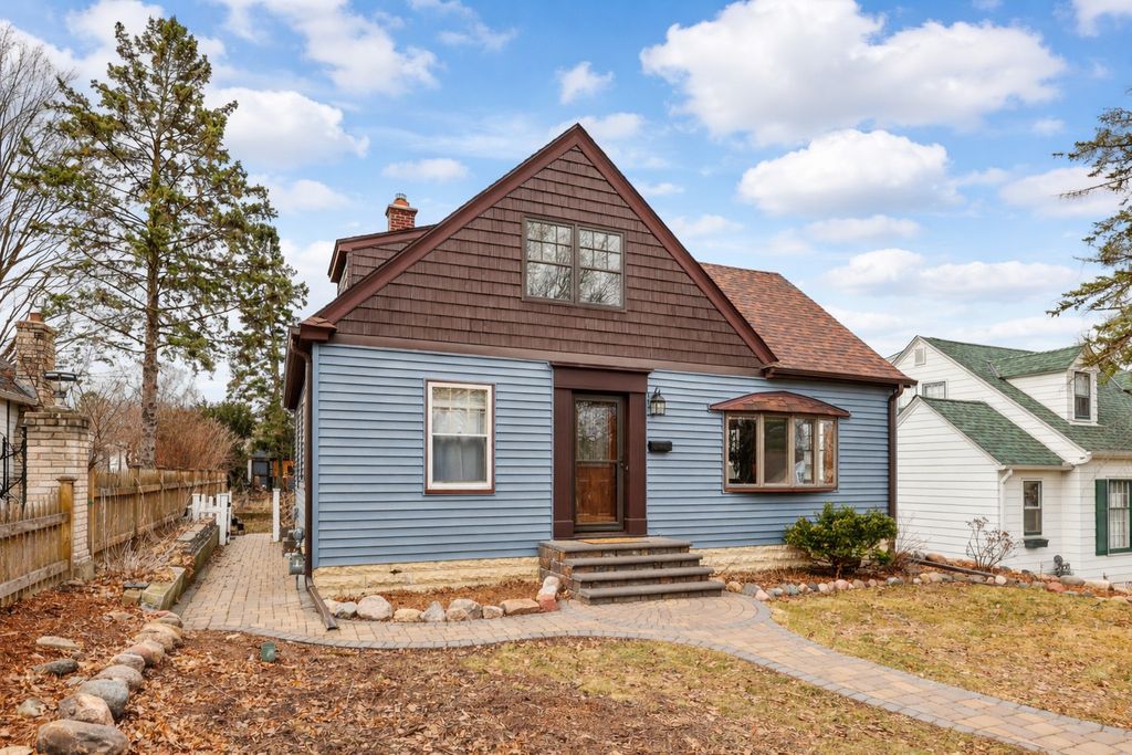 Photo of 870 Parkview Avenue, Saint Paul, MN 55117 (MLS # 7045714)