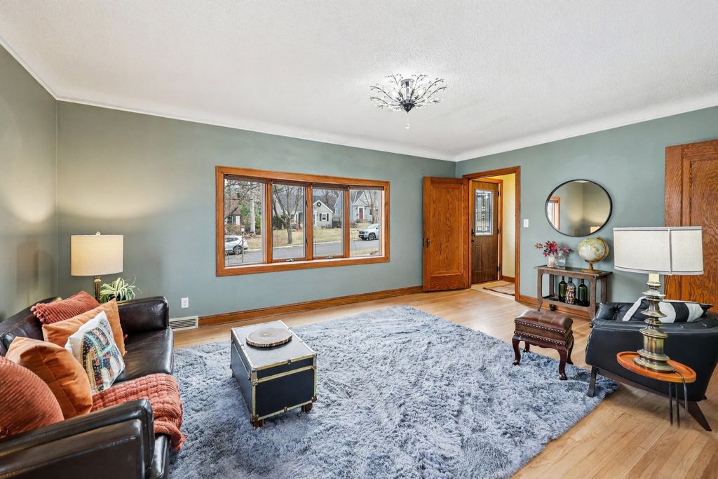 Photo of 870 Parkview Avenue, Saint Paul, MN 55117 (MLS # 7045714)