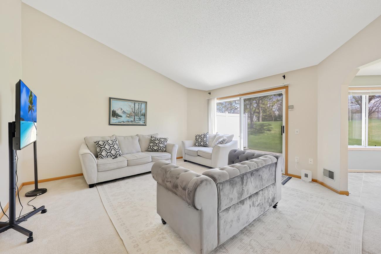 9462 Prairieview Trail N