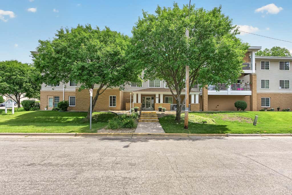 Photo of 1600 Arundel Street #304, Saint Paul, MN 55117 (MLS # 7104922)