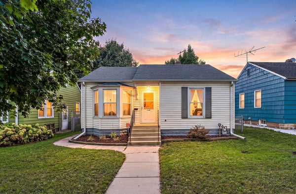 1340 3RD ST E, SAINT PAUL, MN 55106 - Image f14efbcaccb60fac461321d7b40c3fe3/626070416