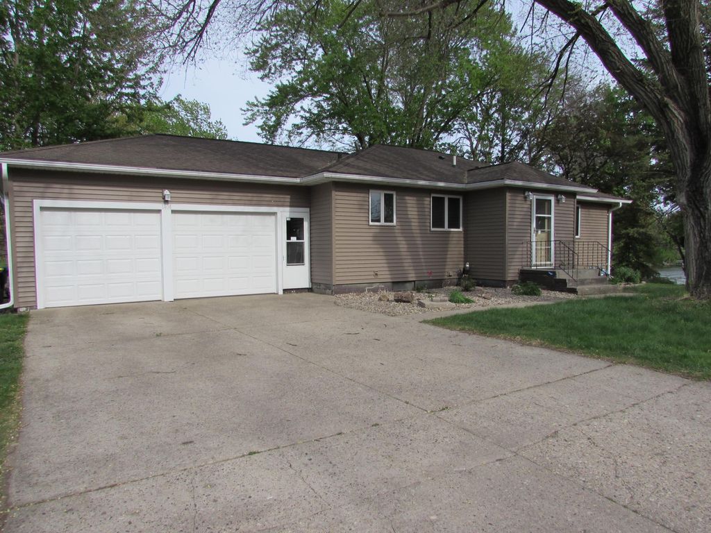 Photo of 1404 Lucia Avenue, Fairmont, MN 56031 (MLS # 7072223)
