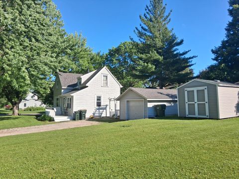 Photo of 194 5th Avenue NE, Hutchinson, MN 55350 (MLS # 7095650)