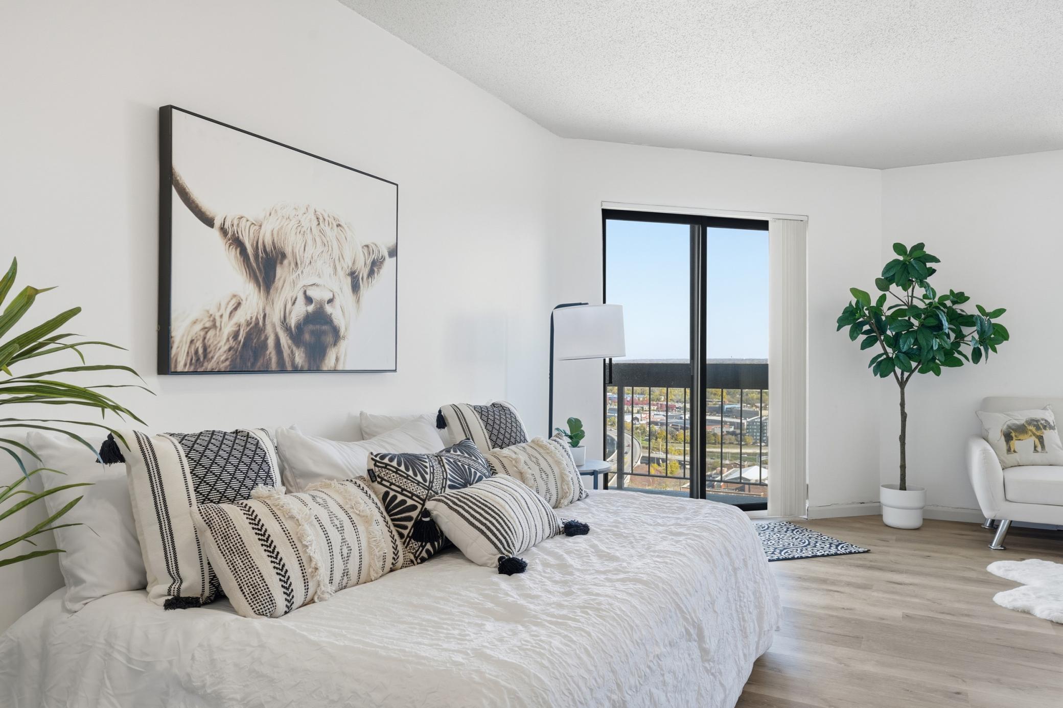 78 10th Street E 2807