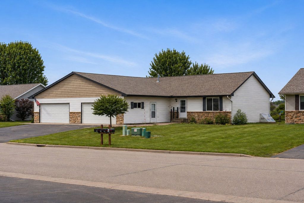 Photo of 905 W Ridge Court, New Richmond, WI 54017 (MLS # 7071557)