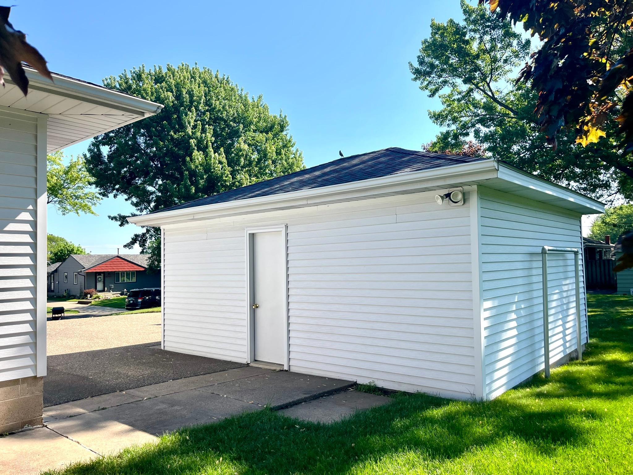 3752 Upper 73rd Street E