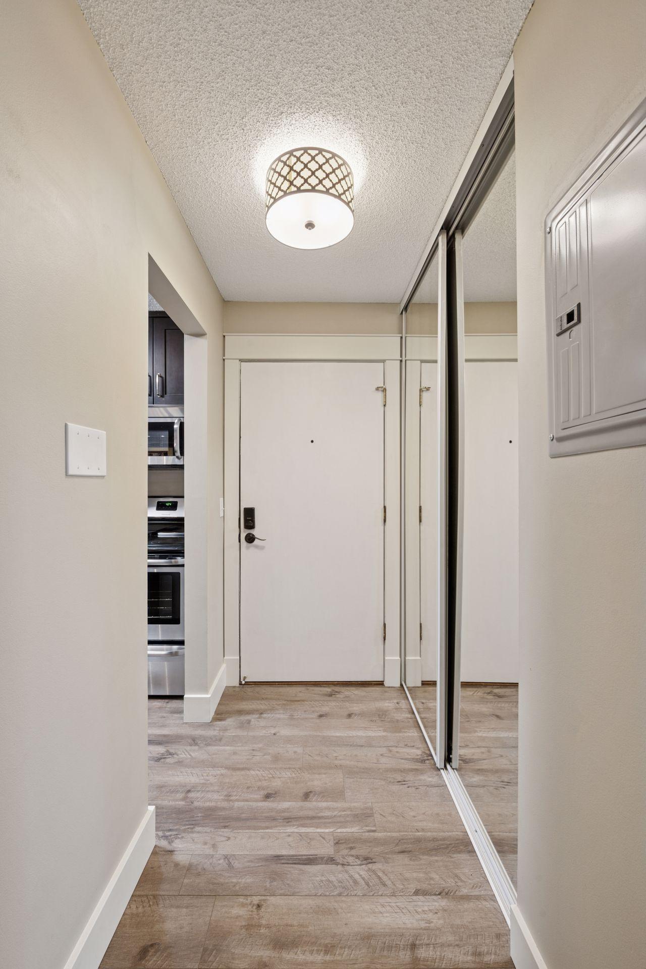 215 Barry Avenue S 306