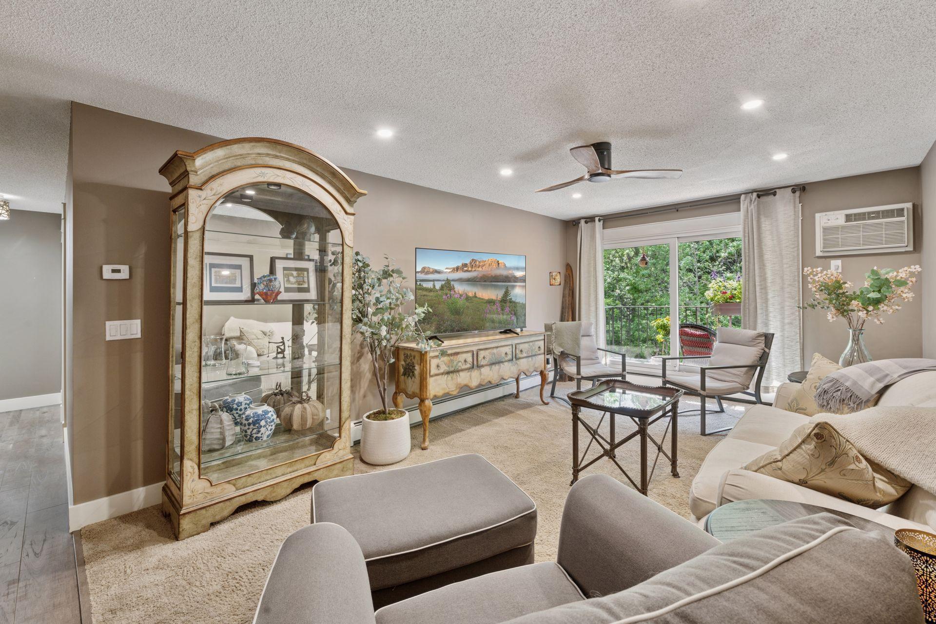 215 Barry Avenue S 306