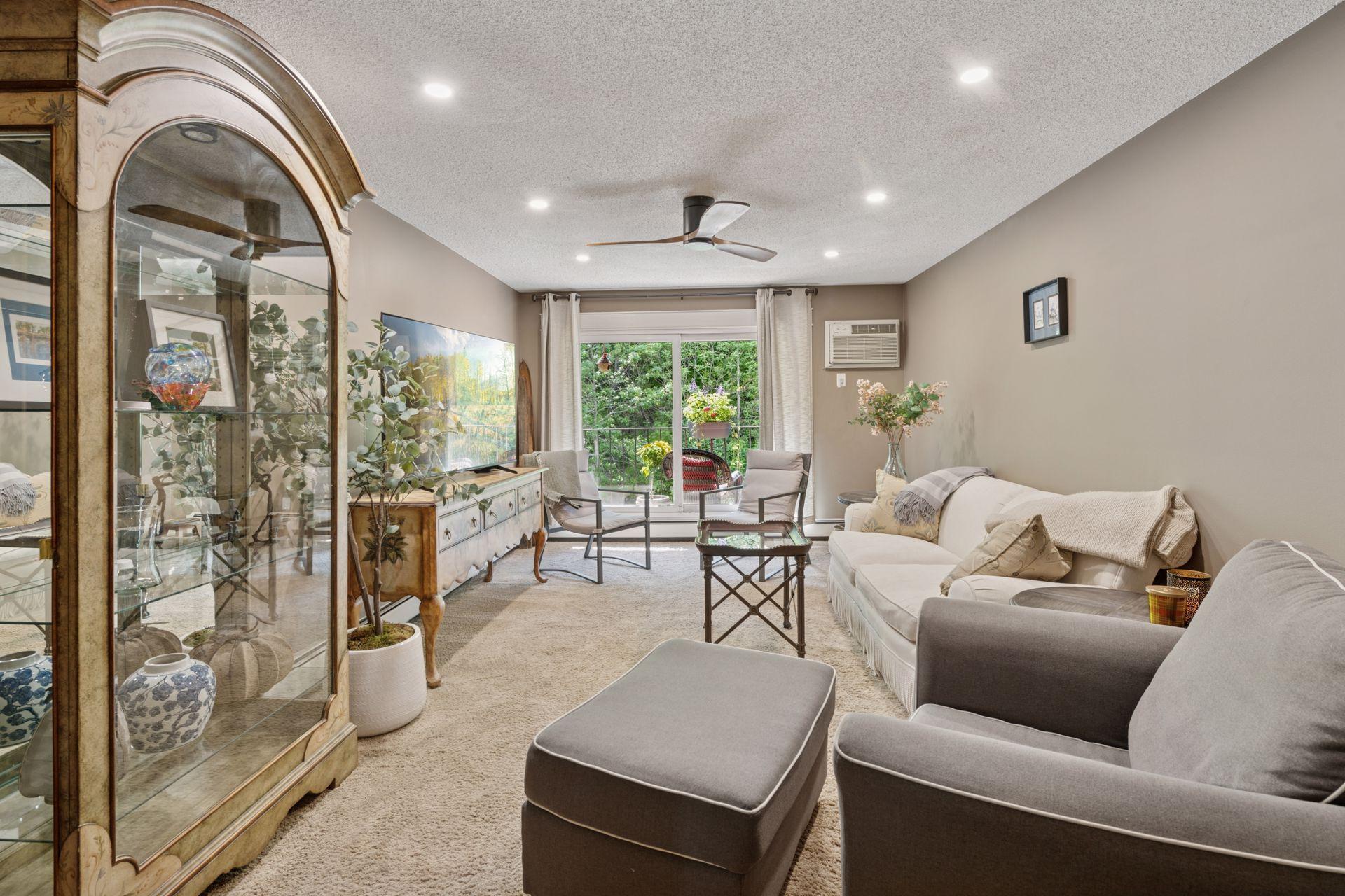 215 Barry Avenue S 306