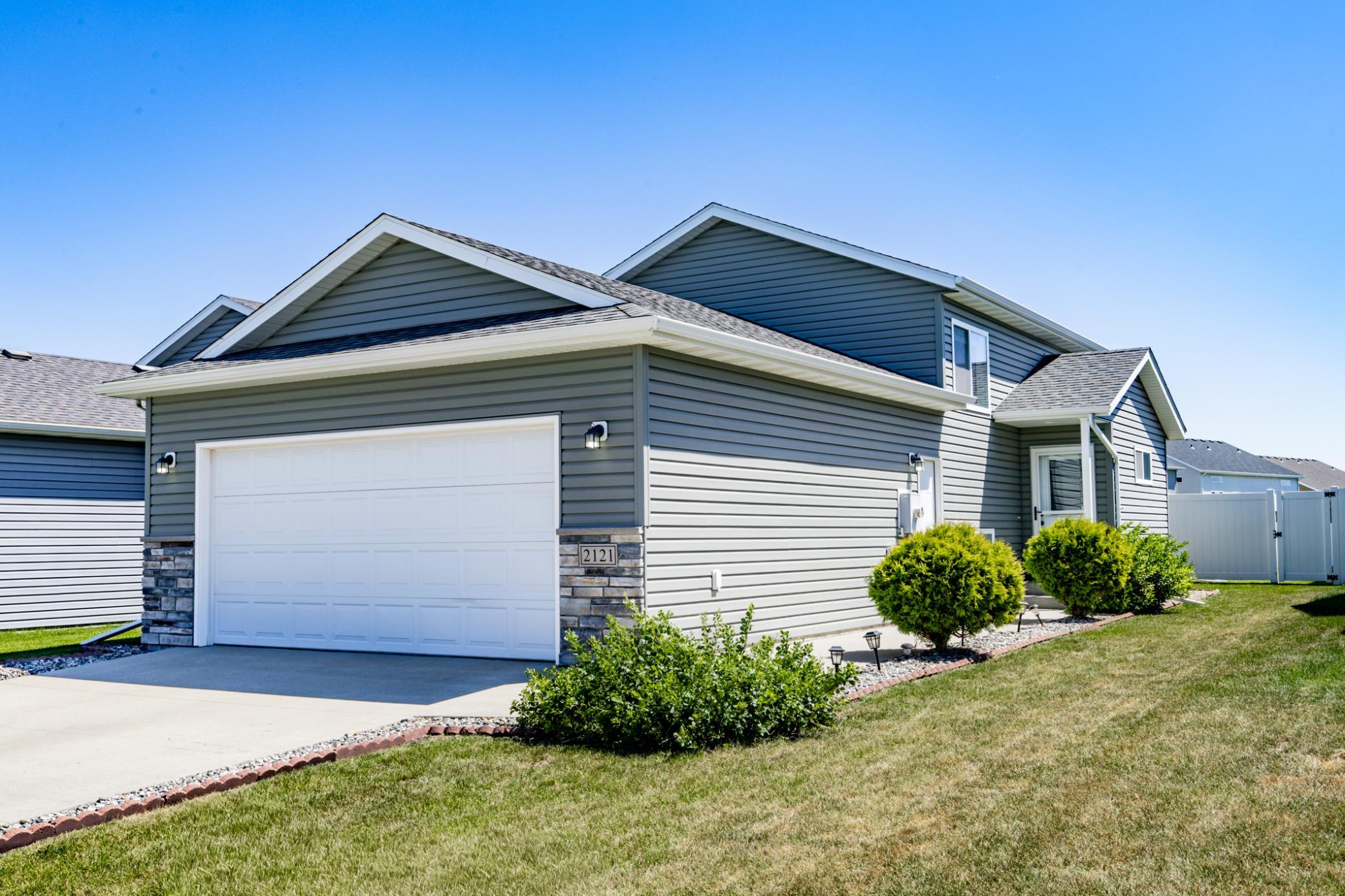 2121 10th Street W