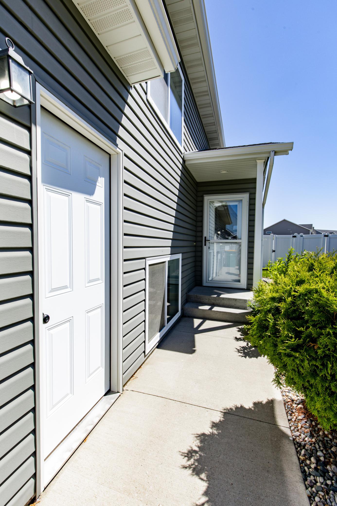2121 10th Street W