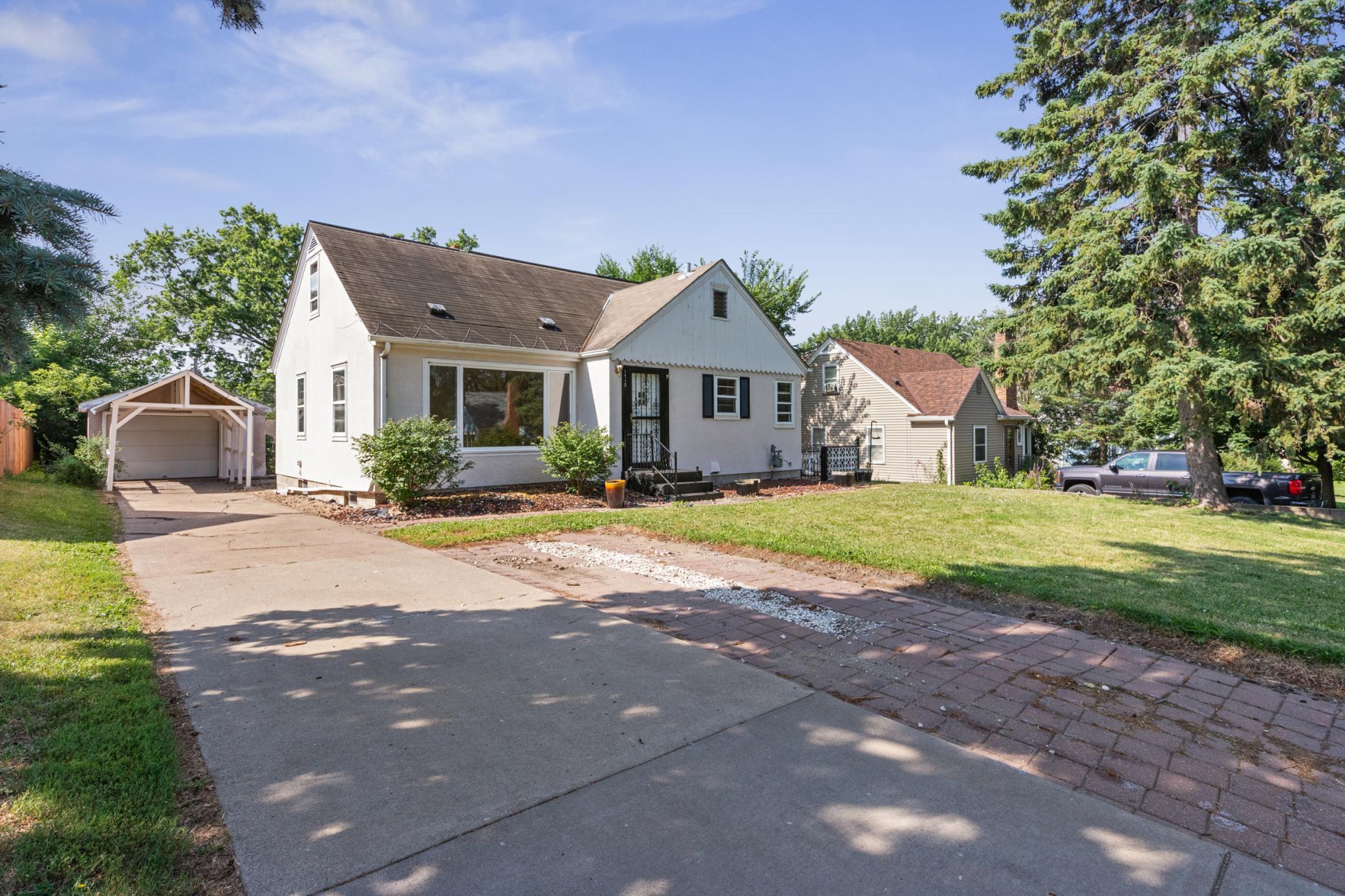 1212 Lealand Road E